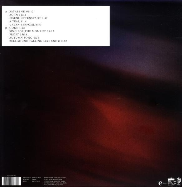 Rückseite einer Vinylplatte mit Titelliste und verschwommenem, dunklem, rötlichem Hintergrund.