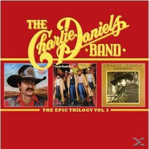 CD-Cover mit der Charlie Daniels Band. Drei Fotos des Künstlers auf rotem Hintergrund.