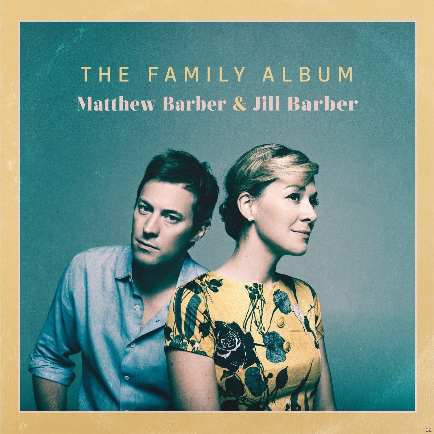 Ein Paar, das sich auf einem Albumcover gegenübersitzt, mit Text oben.