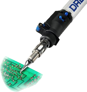 Egy Dremel forrasztó szerszám egy zöld áramköri lapot forraszt. Fehér háttér.