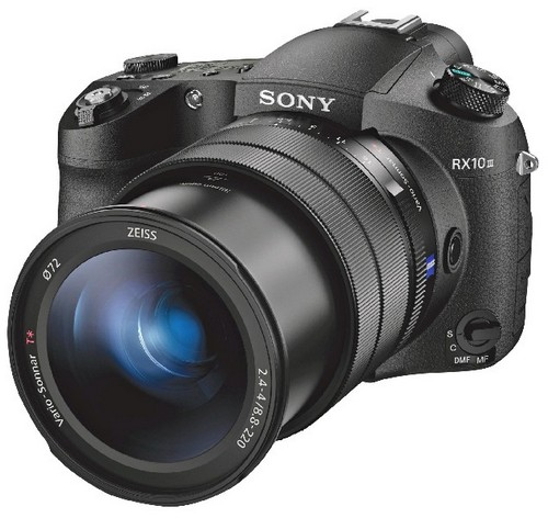 Una cámara negra con una lente grande, etiquetada como 'SONY RX10 III' sobre un fondo blanco.