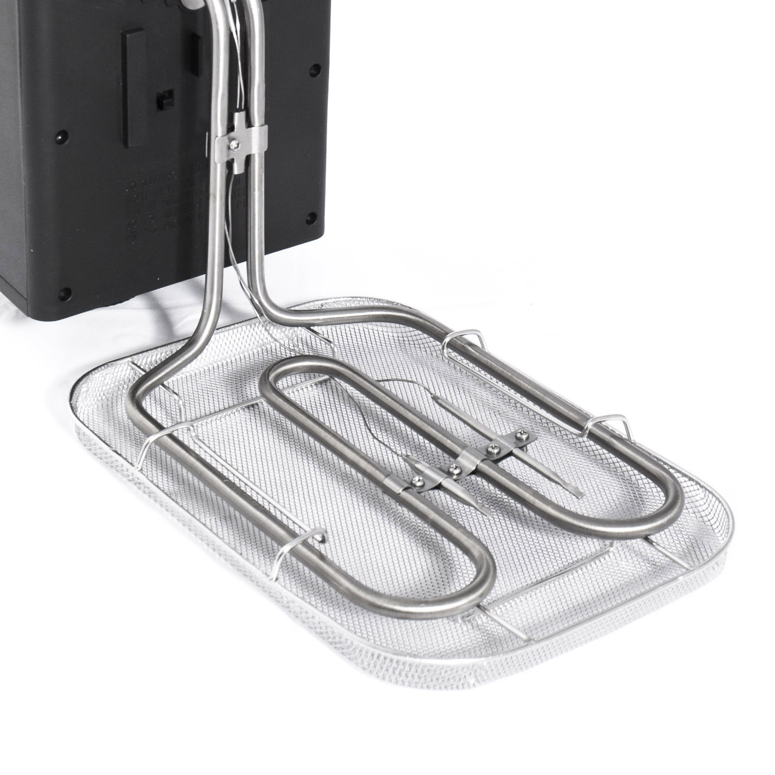 Een friteuse met een metalen mand. De mand zit in de friteuse. Witte achtergrond.