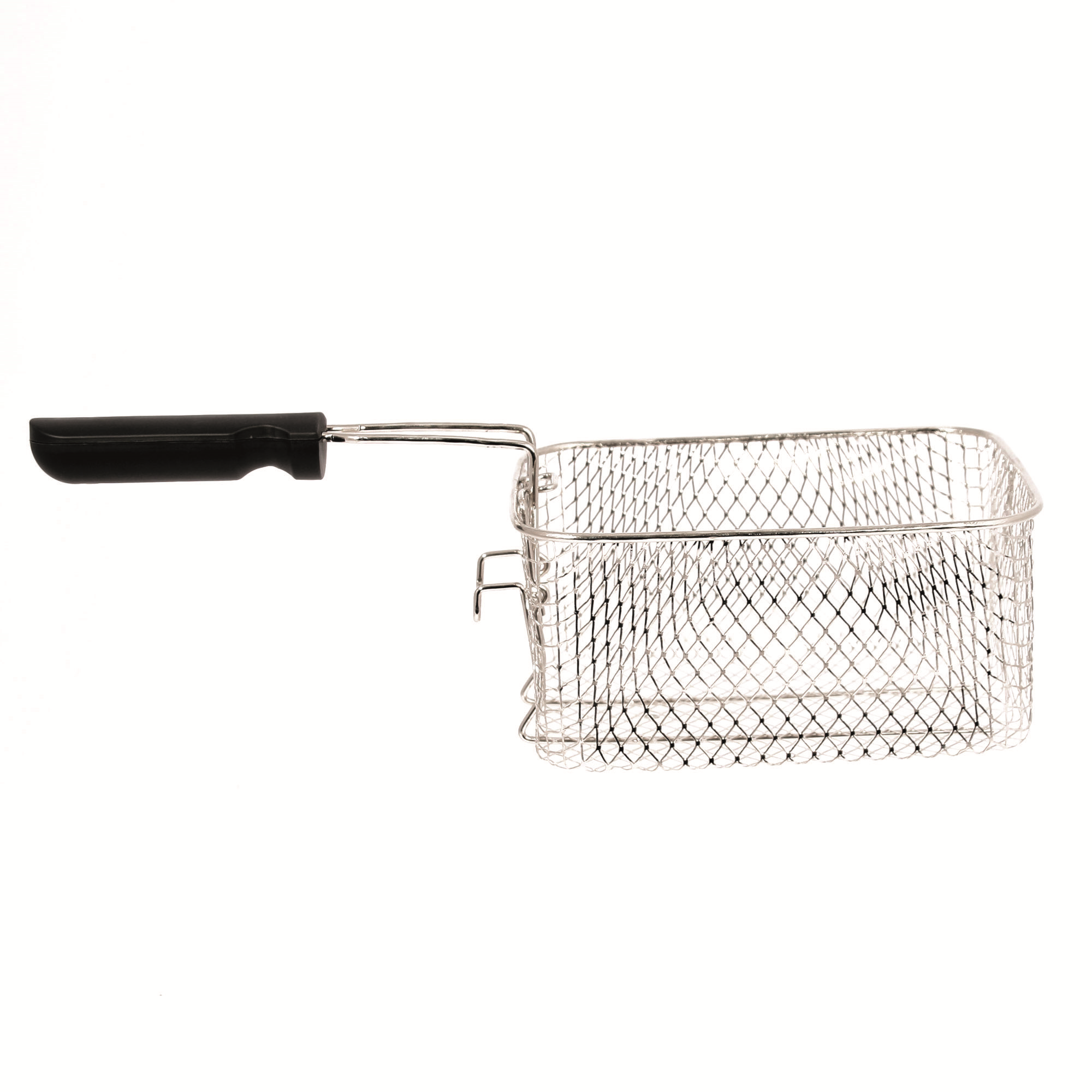 Een zilverkleurige frituurmand van gaas met een zwart handvat. De mand is leeg.