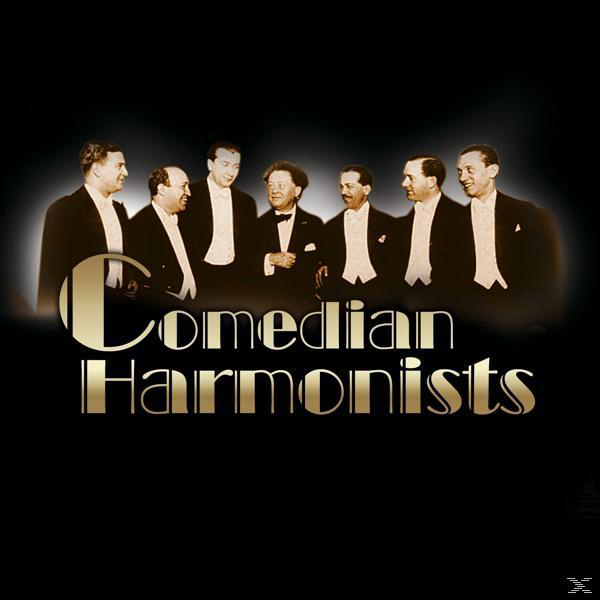 Foto von The Comedian Harmonists, sieben Männer in Smokings, mit goldenem Logo auf schwarzem Hintergrund.