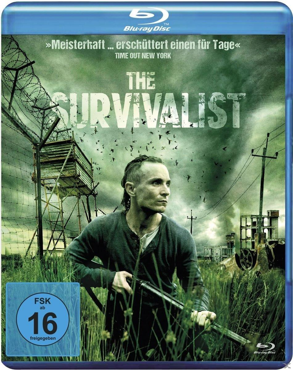 Filmcover: Ein Mann mit einer Schrotflinte, der in einem Feld steht. Der Titel lautet 'The Survivalist', Blu-ray Disc.