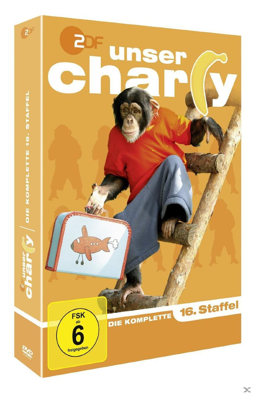 Ein Schimpanse in orangefarbenem Hemd und blauer Hose sitzt auf einem Ast und hält einen Koffer. DVD-Box mit Text "Unser Charly".