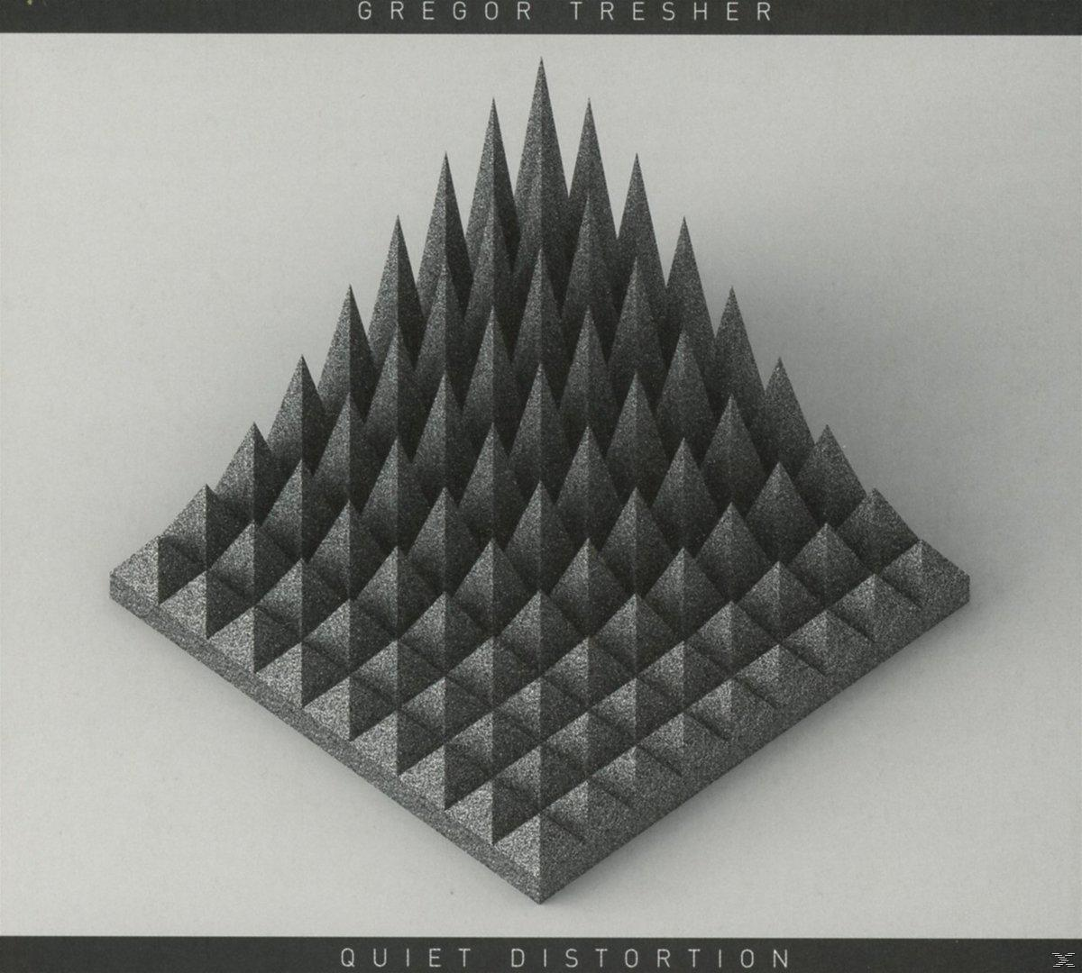 Schwarze und graue Schaumstoffpyramide mit Text 'QUIET DISTORTION' auf grauem Hintergrund.