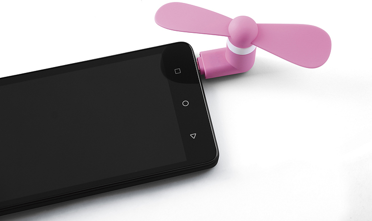 Schwarzes Smartphone mit einem rosa Ventilator, vor weißem Hintergrund.
