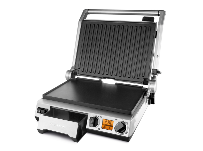 Ezüst és fekete panini prés, nyitva, digitális kijelzővel, amely a hőmérsékletet mutatja.