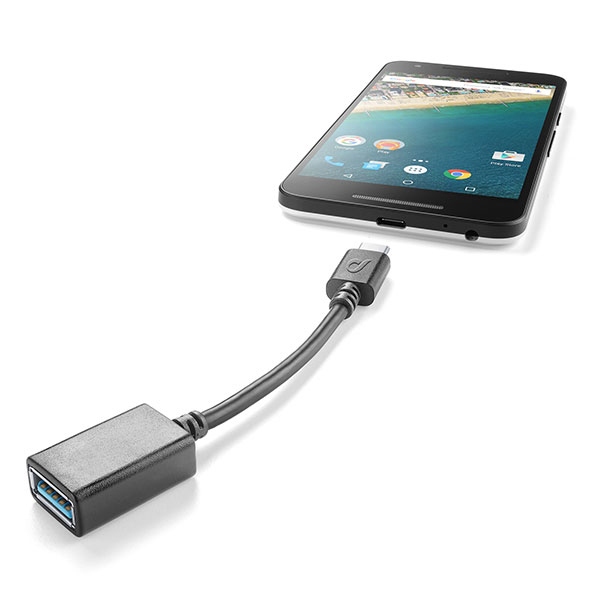 Ein schwarzes Smartphone, verbunden mit einem USB-C-zu-USB-Adapterkabel. Das Telefon liegt auf einer weißen Oberfläche.