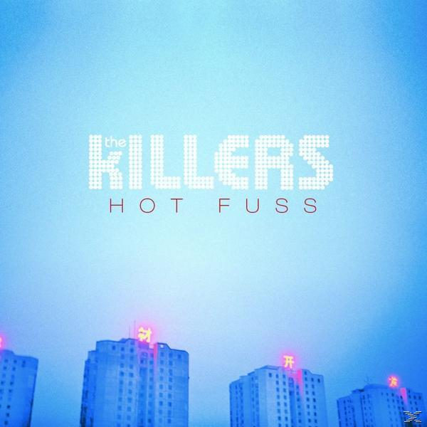 Albumcover für 'Hot Fuss' von The Killers. Der Text 'The Killers' und Gebäude im Hintergrund.