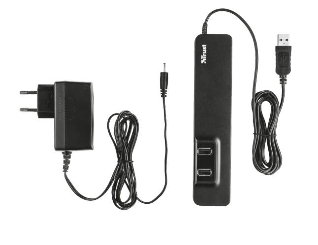 Siyah USB hub ve şarj cihazı. Siyah güç adaptörü. Siyah USB kablosu ve beyaz arka planlı USB-C kablosu.