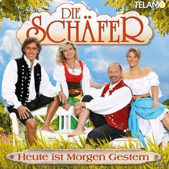 CD-Cover mit vier Personen auf einer Bank. Ein Bandname steht über der Gruppe. Text auf der Unterseite des Covers.