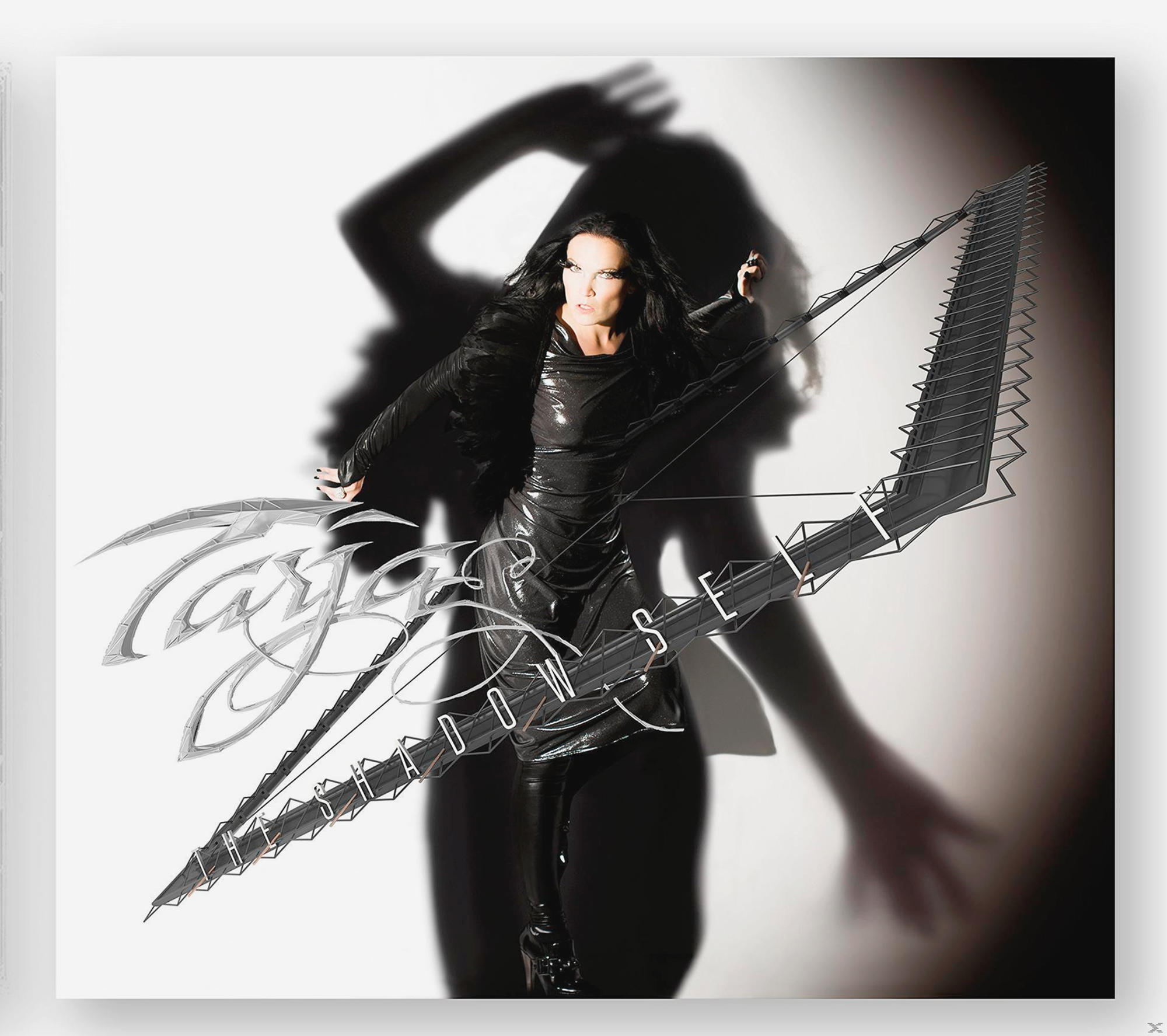 Albumcover für Tarja. Zeigt eine Frau in schwarzer Kleidung, die eine bogenartige Struktur hält.