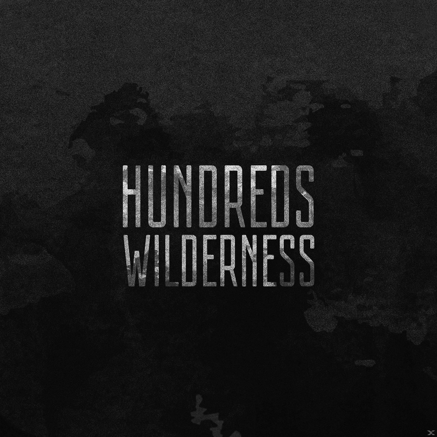 Schwarz-Weiß-Bild. Text lautet 'HUNDREDS WILDERNESS' in einer silbernen, fetten Schrift.