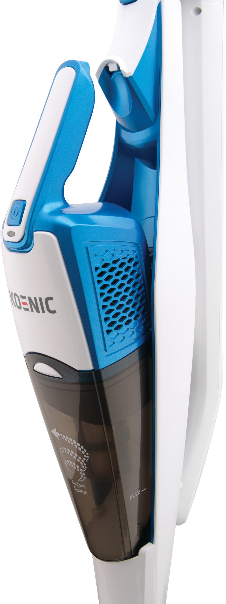 Viene mostrato un aspirapolvere Koenic. È bianco con manico blu e contenitore della polvere trasparente.