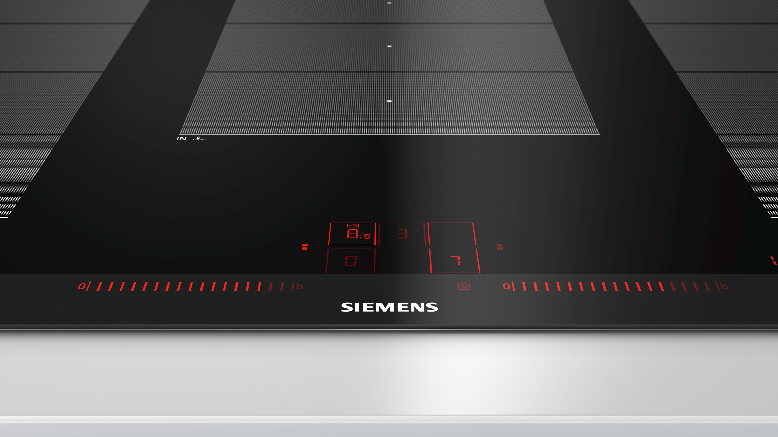 Schwarzes Induktionskochfeld mit roter Digitalanzeige und Siemens-Logo.