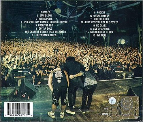 Rückseite des CD-Covers mit Bandmitgliedern auf der Bühne, einer großen Menge und einer Titelliste.