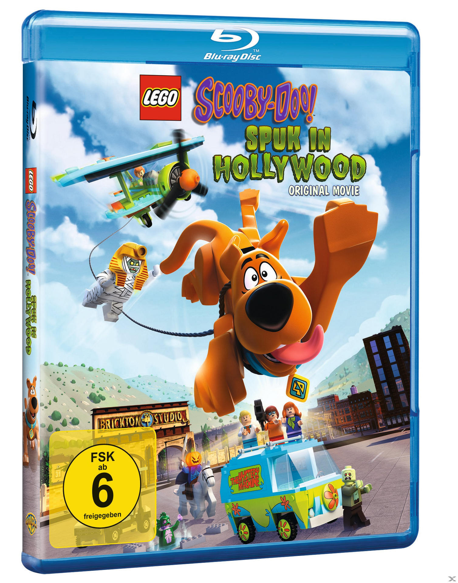 Blu-ray-Cover des Lego Scooby-Doo-Films. Zeichentrickfiguren und ein Flugzeug fliegen über einem Van in einer Stadt.