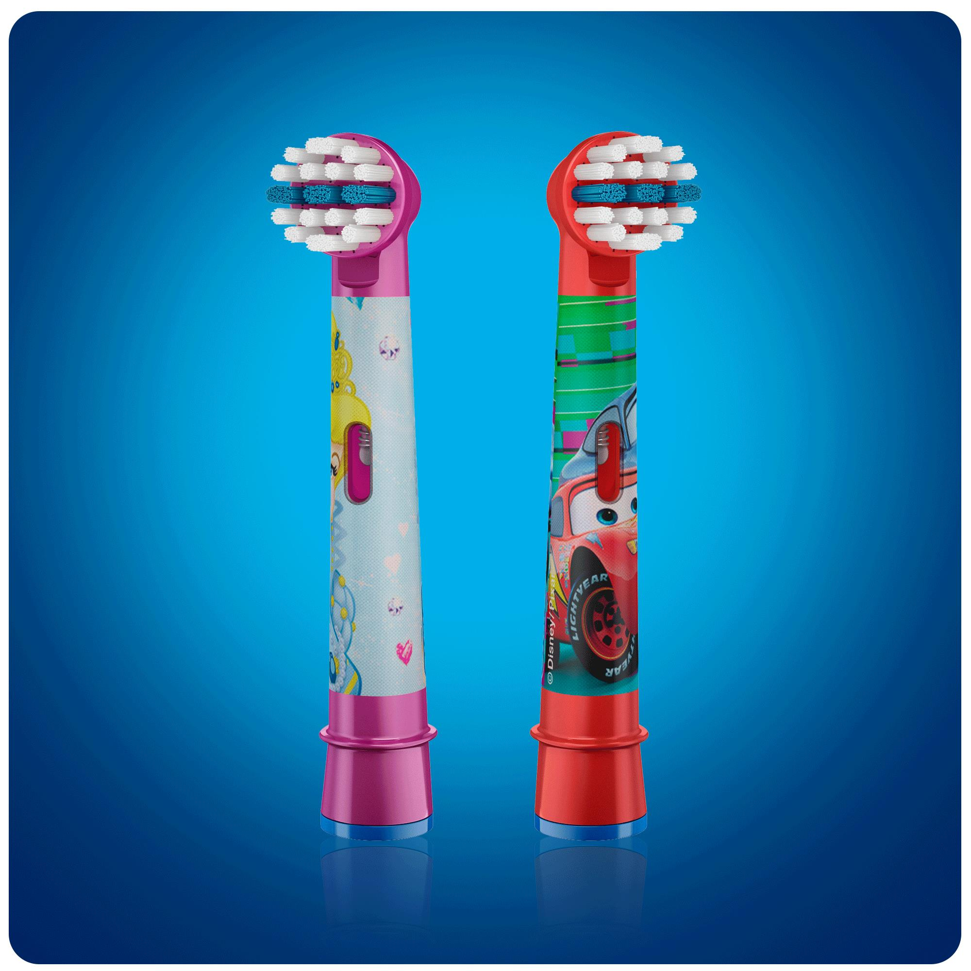 Zwei Zahnbürstenköpfe mit Cartoon-Designs. Rosa und rot, vor blauem Hintergrund.
