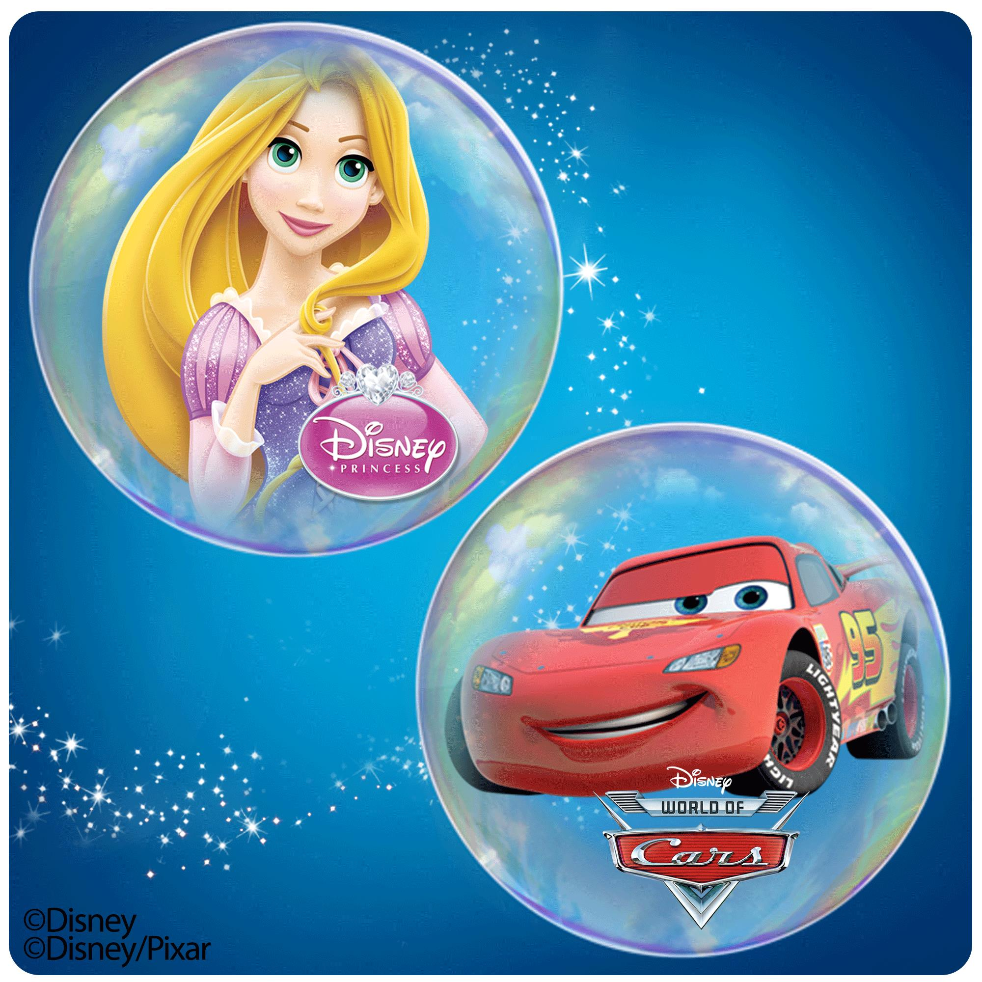 Disney-Prinzessin und Cars-Charakter in einer Blase.