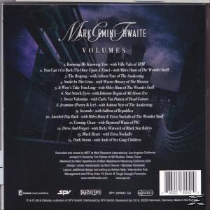 Rückseite des Albums mit Titelliste, Credits und einem dunklen, strukturierten Hintergrund mit Fensterblick. Weißer Text.
