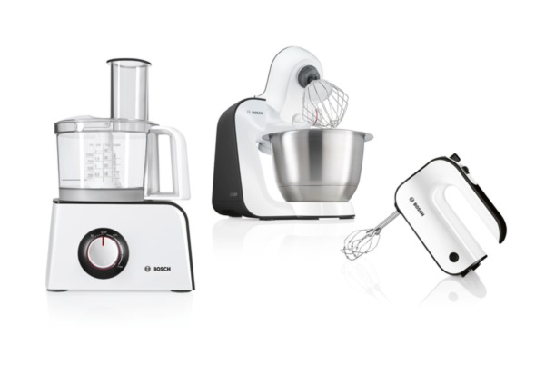 Drie witte keukenapparaten: een keukenmachine, een staande mixer en een handmixer, allemaal op een witte achtergrond.