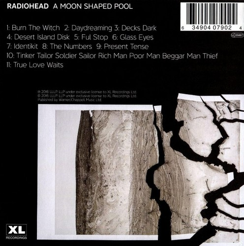A Radiohead 'A Moon Shaped Pool' című albumának hátsó borítója. Számlista és repedt márvány műalkotás.