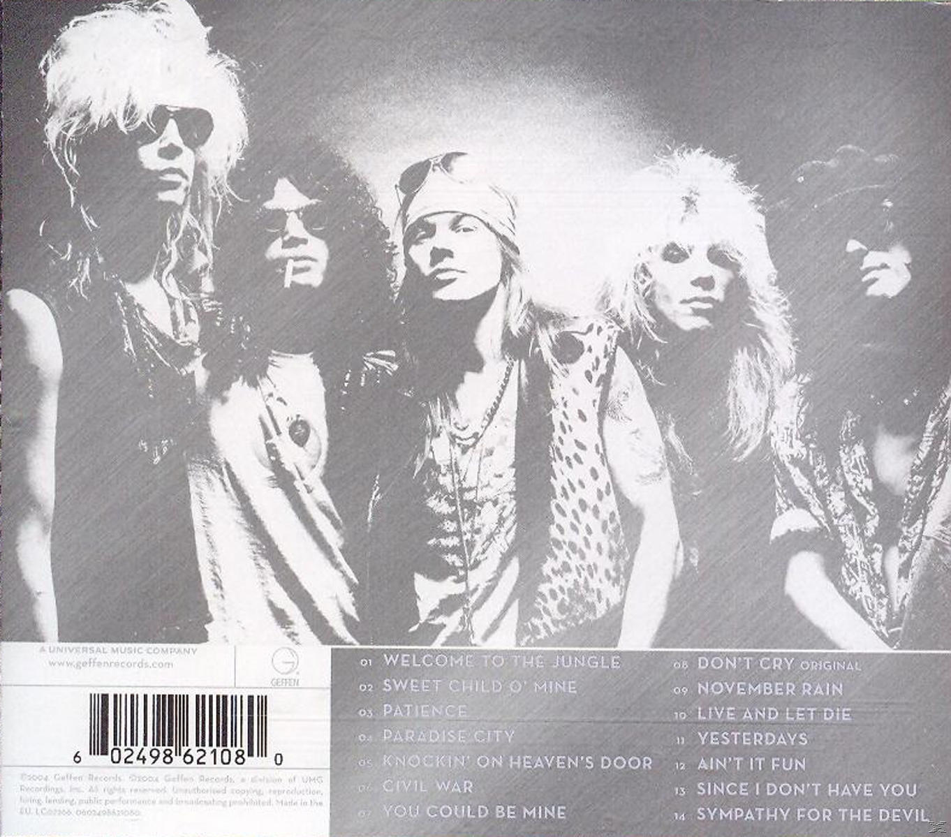 Albumcover einer posierenden Band. Monochromes Bild. Die Band steht im Zentrum. Der Hintergrund ist grau.