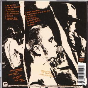 CD-Rückseite mit Musiktitel-Liste und Bandmitgliedsnamen. Schwarz-Weiß-Artwork.