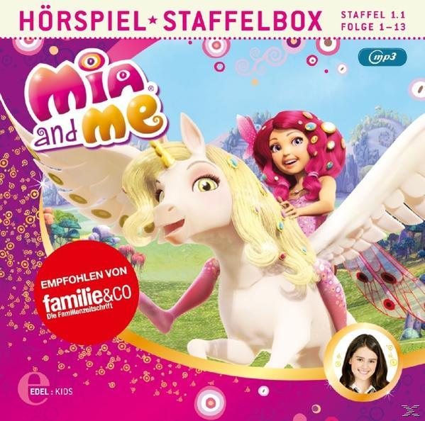 Cover der 'Mia and Me' Hörspiel-Box, mit Einhorn, Mädchen, die es reitet, und Text.