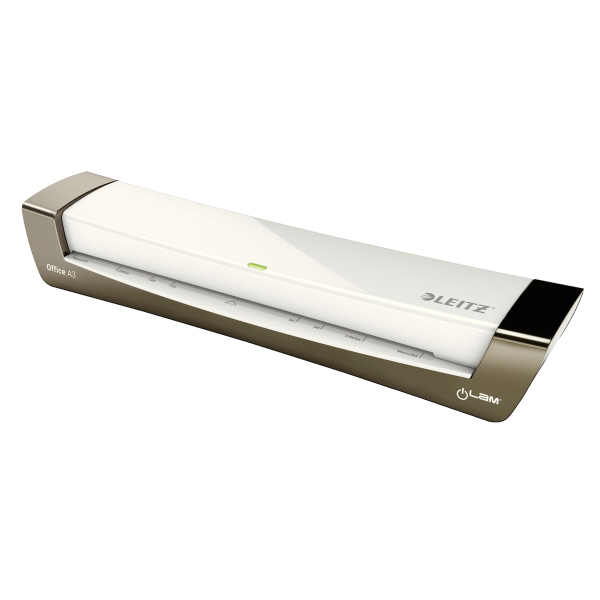 Ein weißes und goldenes Leitz Office A3 Laminiergerät. Es hat einen Power-Knopf und ein grünes Licht, das anzeigt, dass es eingeschaltet ist.