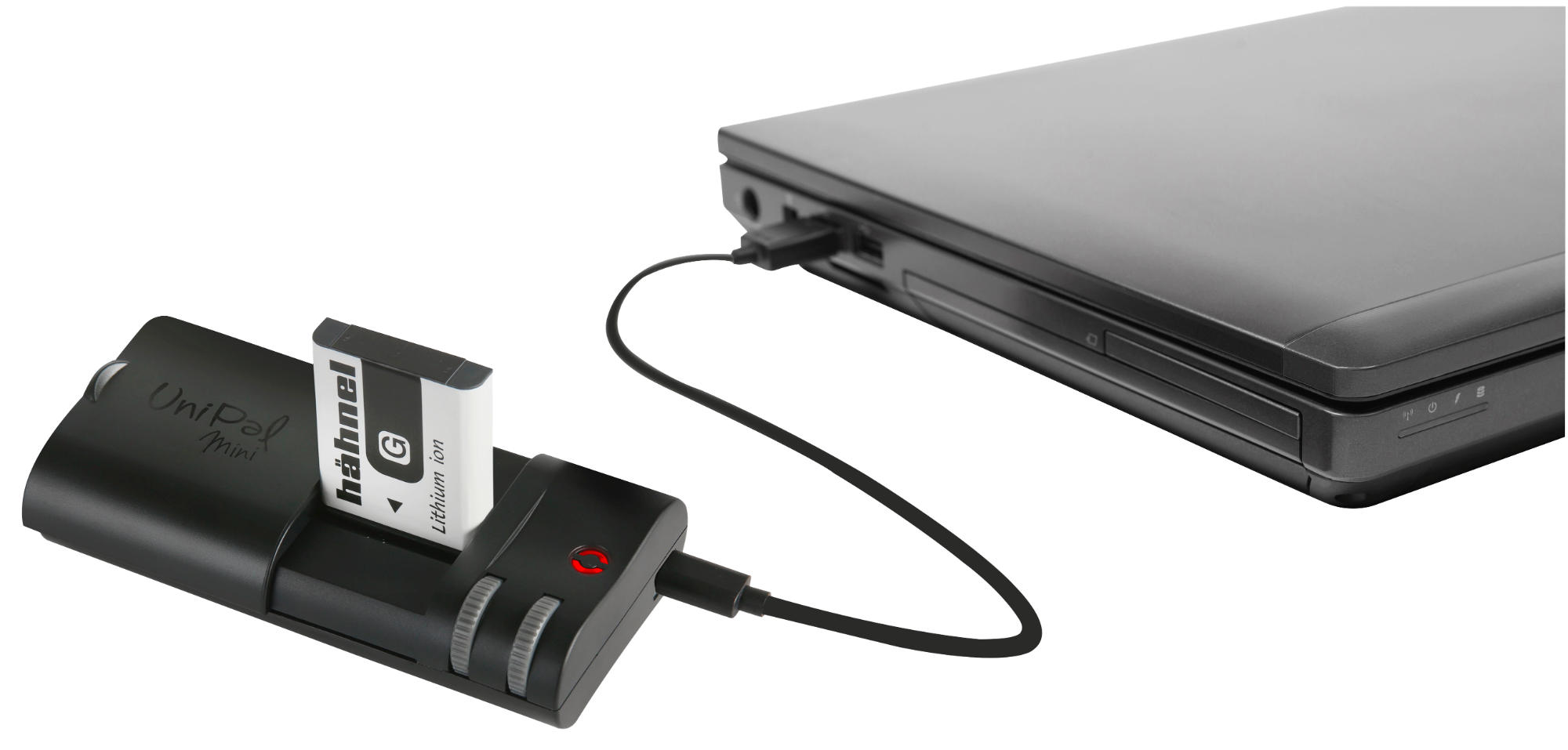 Ein schwarzes Ladegerät, das über USB mit einem Laptop verbunden ist. Eine Batterie ist eingesetzt.