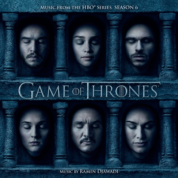 Game of Thrones Soundtrack-Cover. Gesichter in Steinrahmen, Titel und Name des Komponisten.