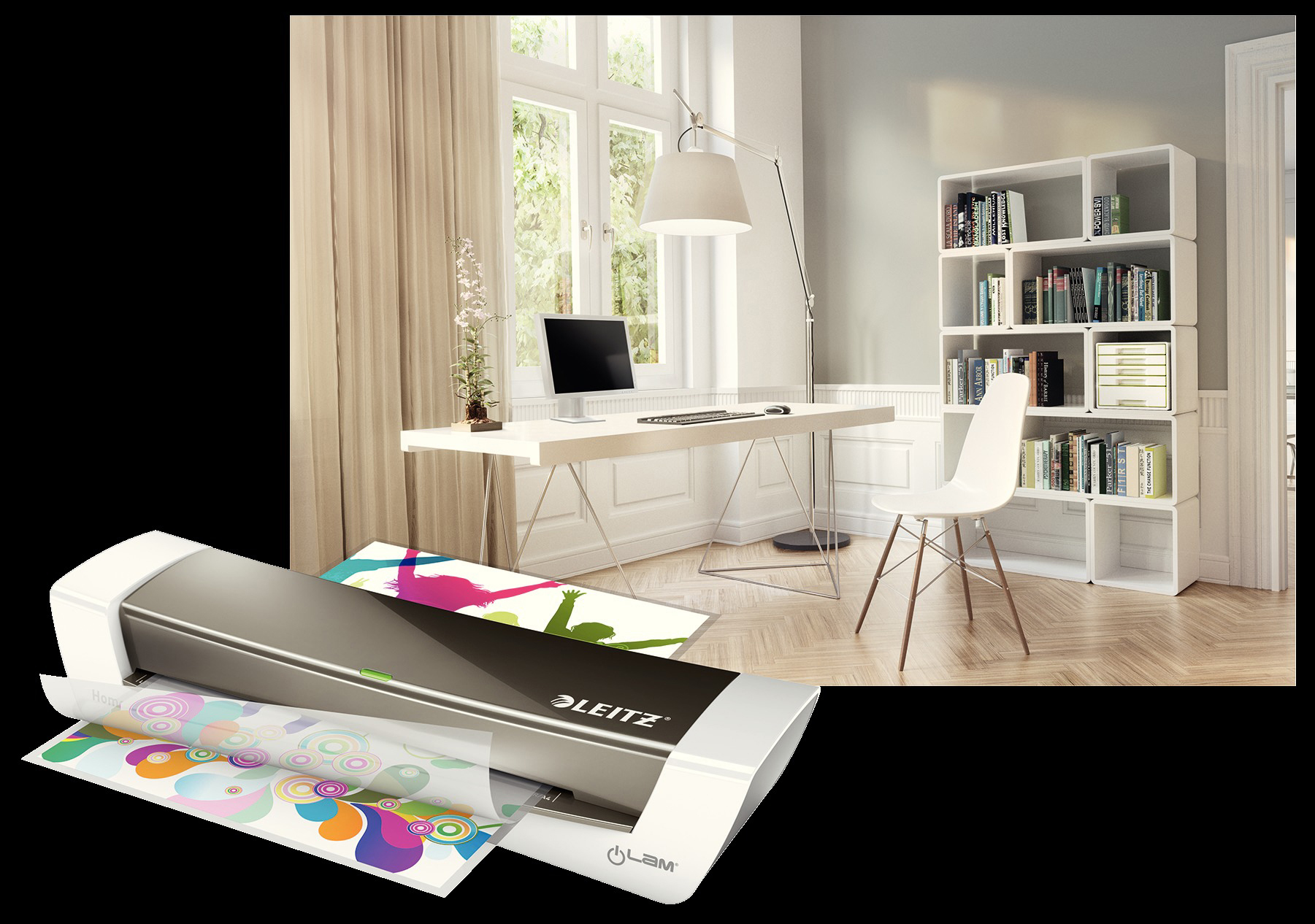 Büroszene mit Laminator, Schreibtisch, Bücherregal und Stuhl. Laminator im Vordergrund mit bunten Papieren. Schreibtisch hat einen Computer.