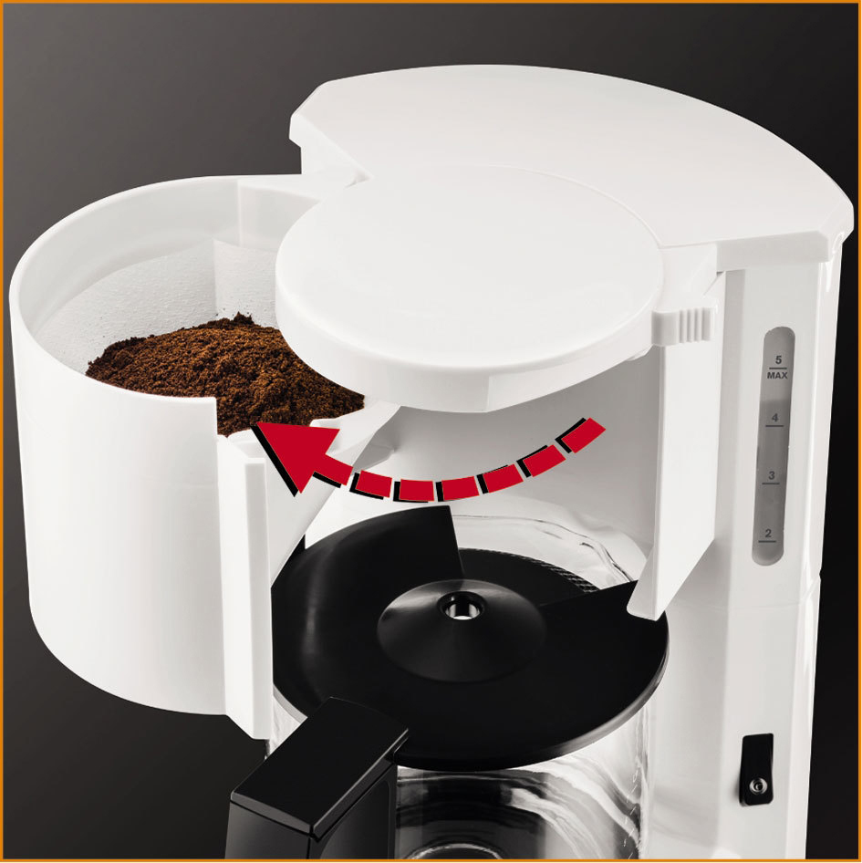 Kaffeemaschine. Weiß, mit Pfeil, der zeigt, wie sich der Filter öffnet. Kaffeepulver sichtbar. Schwarzer Hintergrund.