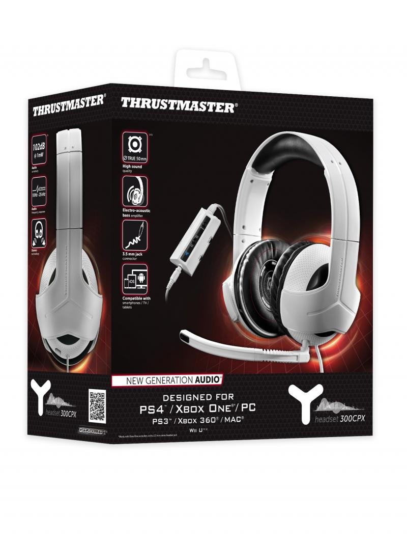 Witte Thrustmaster-headset op een doos. Voorzien van grote oorschelpen, een microfoon en compatibiliteitsdetails. De doos is zwart en rood.