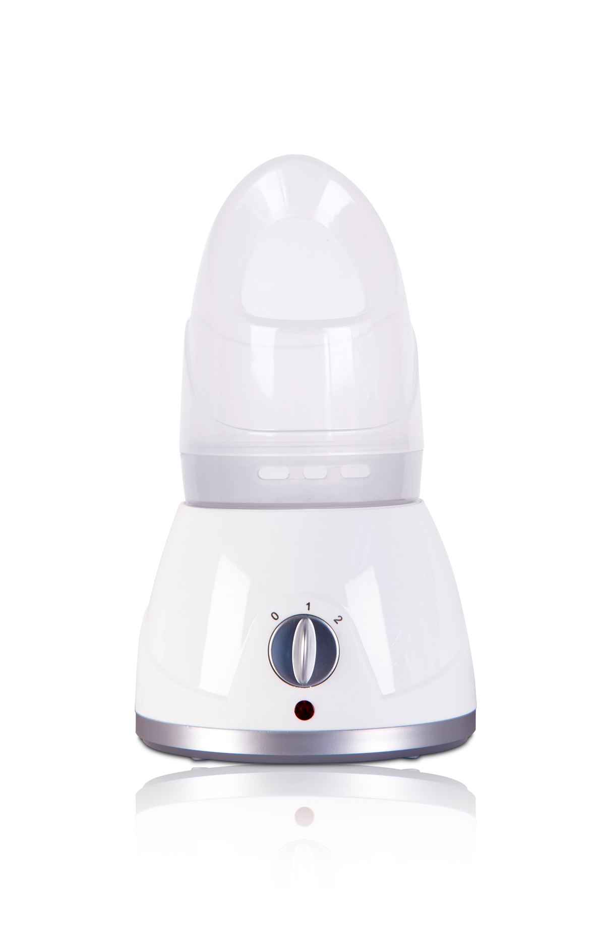 Witte babyflessenwarmer op een wit oppervlak. Het heeft een draaiknop en een lampje.