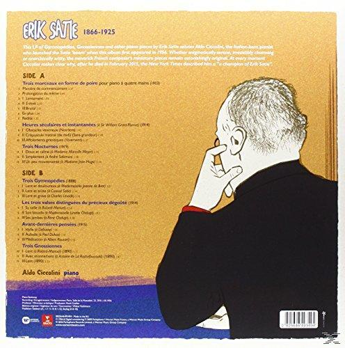 Egy zenei CD borítójának hátulja. Egy elforduló férfi képe, kottákkal és szöveggel. Dalszövegeket sorol fel.