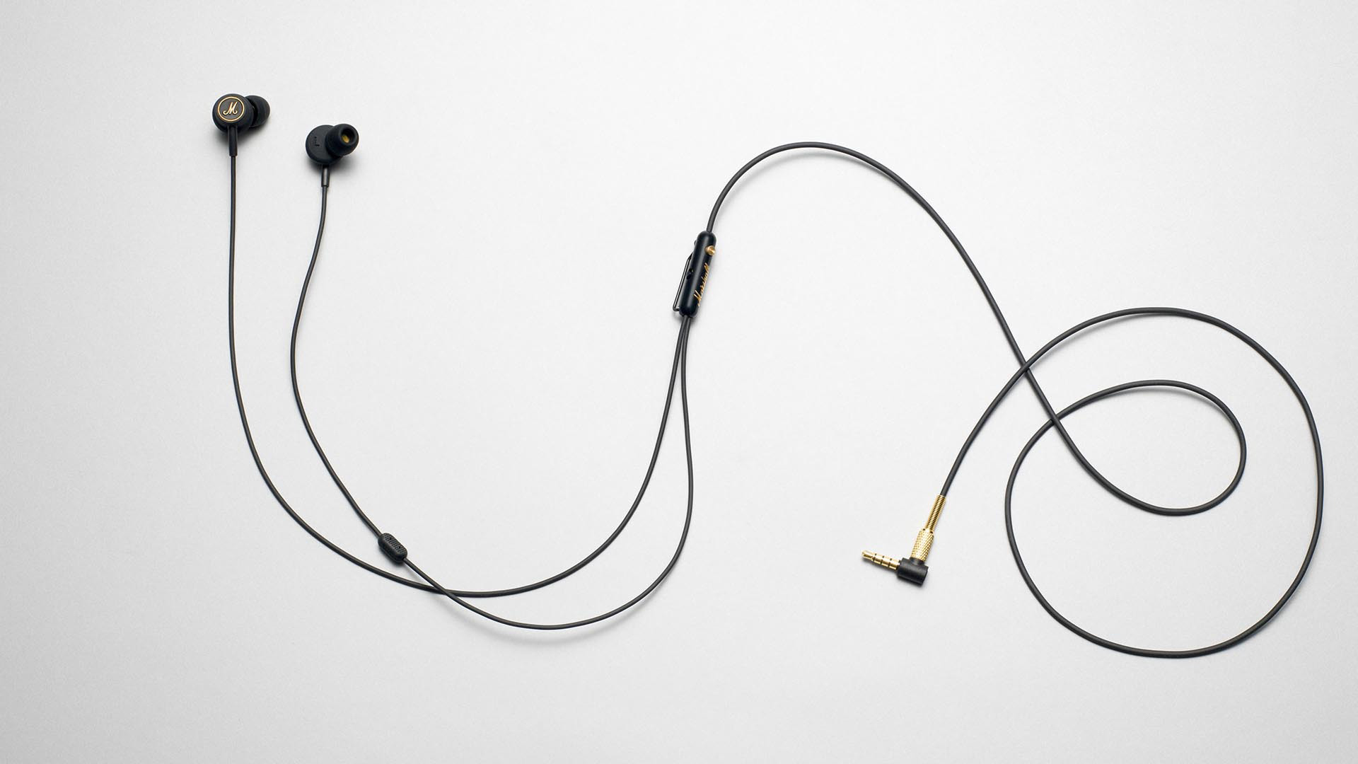 Écouteurs intra-auriculaires Marshall noirs avec prise et câble plaqués or.