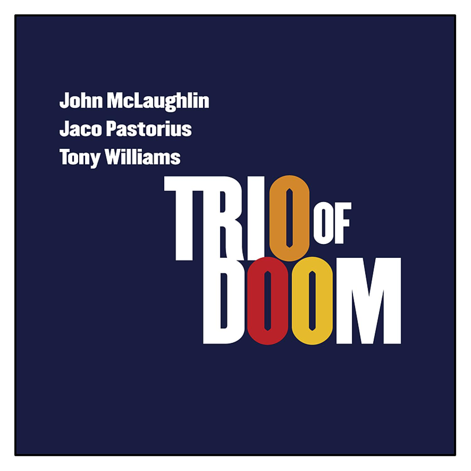 Albumcover mit Text „Trio of Doom“ in Weiß, Rot und Gelb auf marineblauem Hintergrund.