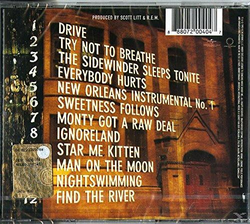 Rückseite einer R.E.M.-CD mit Titeln auf dunklem Hintergrund mit Gebäudebild.