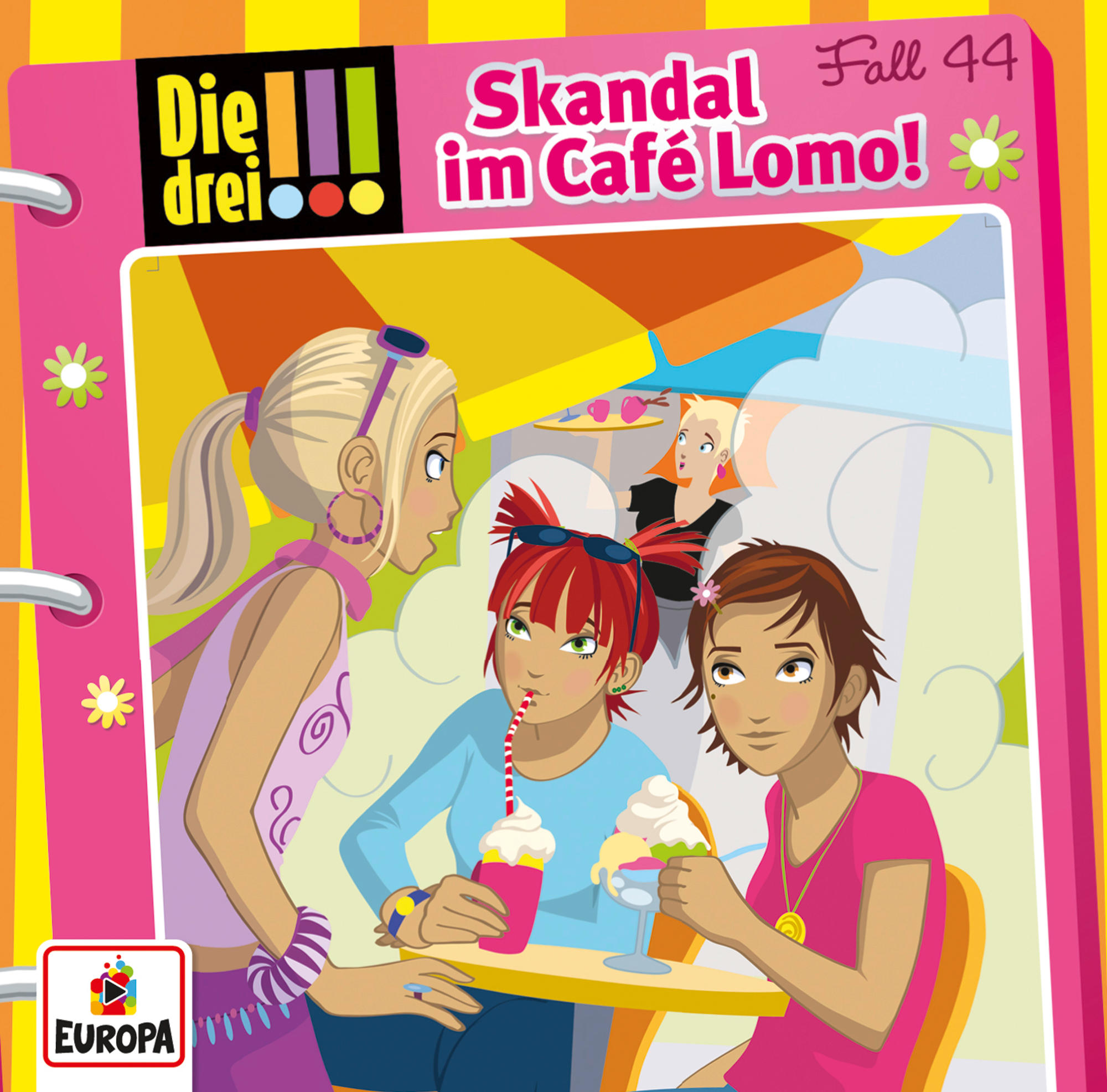 Drei Mädchen in einem Café. Eines trinkt einen Milchshake, die anderen unterhalten sich. Das Cover ist pink und hat ein Logo. Eine Person im Hintergrund.