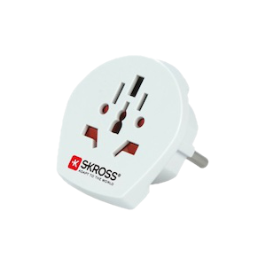 Fehér univerzális utazó adapter piros részletekkel. Több dugó konfigurációval rendelkezik.