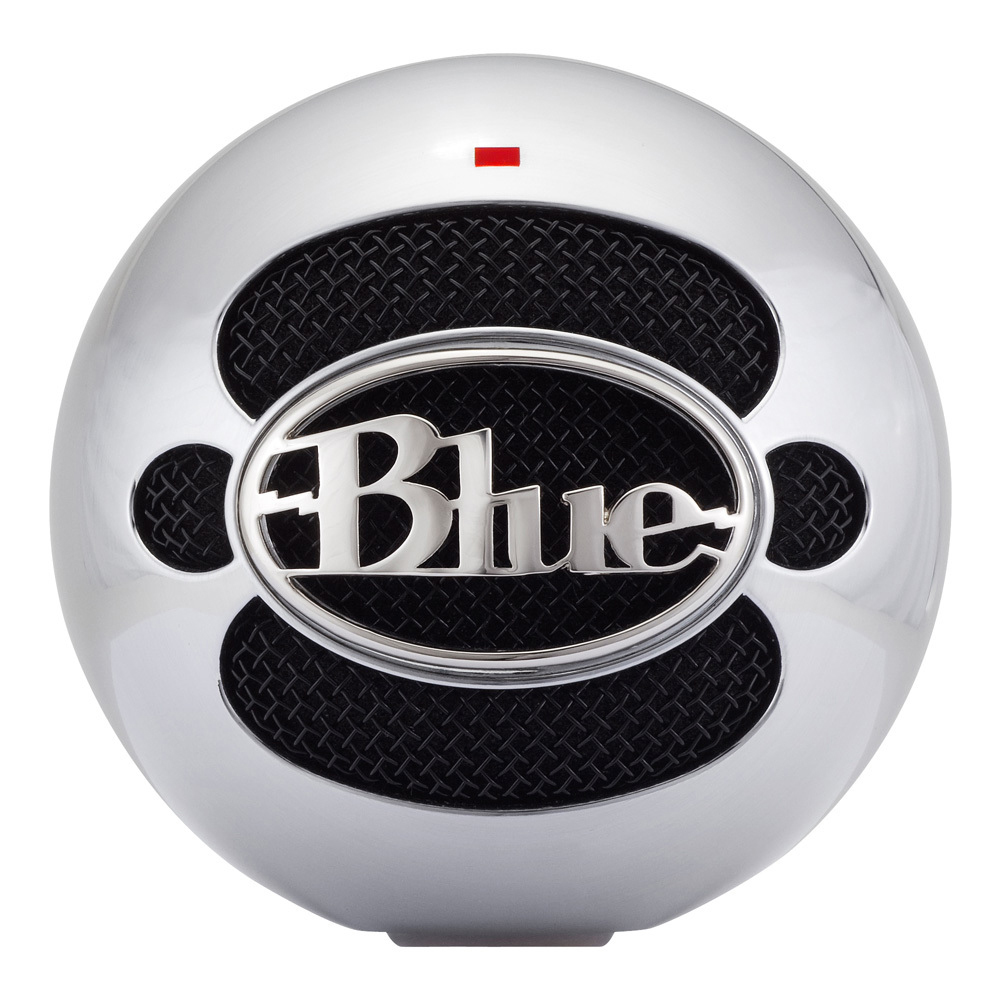 Ein silbernes, rundes Mikrofon mit dem Wort 'Blue'. Es hat ein schwarzes Netz und ein rotes Licht.
