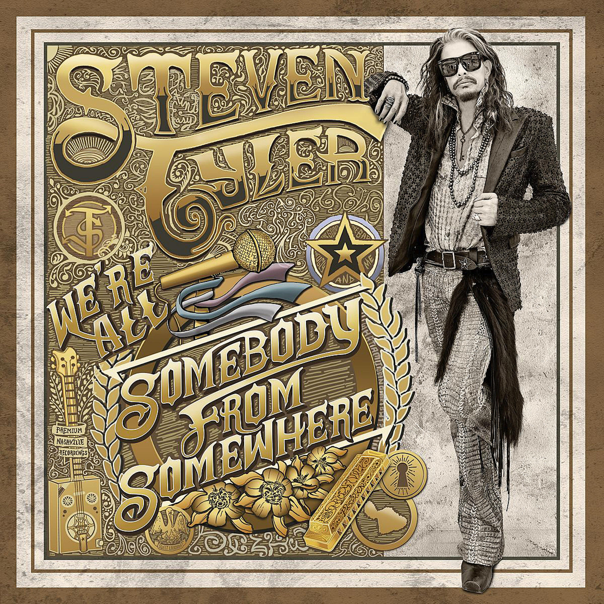 Steven Tyler Albumcover. Er trägt eine Sonnenbrille und lehnt sich an ein Poster mit goldener Schrift und einer Gitarre. Der Albumtitel lautet 'Somebody from Somewhere'.