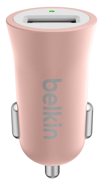 Rózsaszín autós töltő USB-porttal és Belkin logóval, fehér háttérrel.