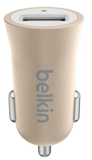 Egy bézs Belkin autós töltő USB porttal. Zöld lámpa jelzi a tápellátást, és ezüst alapja van.