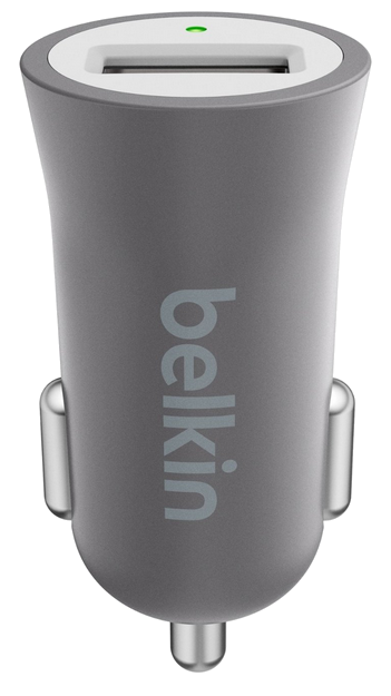 Szürke Belkin autós töltő USB porttal és Belkin logóval.