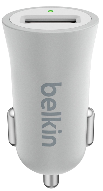 Egy fehér Belkin autós töltő USB porttal és zöld fénnyel. A Belkin logója látható.